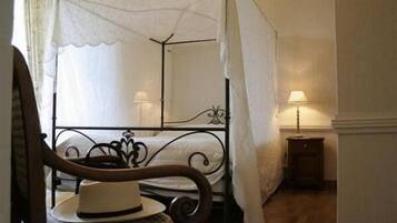 Minibaari, työpöytä, äänieristys, ilmaiset vauvansängyt