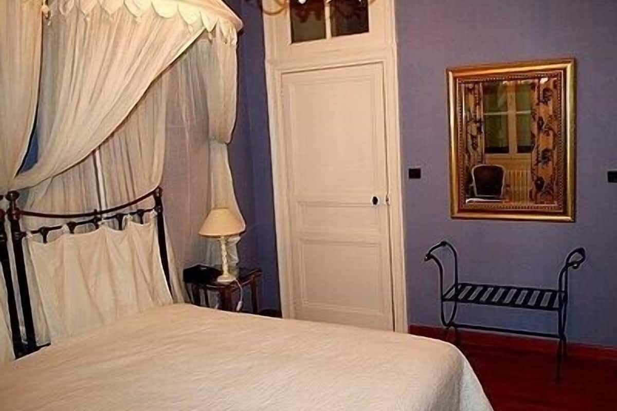 minibar, desk, soundproofing, free cots/infant beds