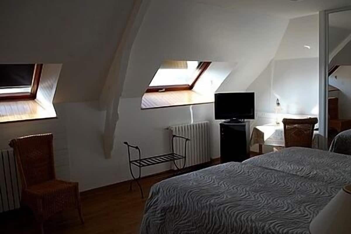 triple room | minibar, desk, soundproofing, free cots/infant beds