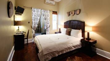 Buffalo King Size Room | 1 bedroom, premium bedding, Tempur-Pedic beds, in-room safe