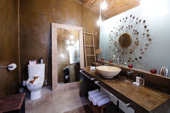 Buffalo King Size Room | Bathroom