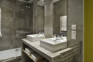 Junior suite, uitzicht op bergen | Badkamer | Een haardroger, handdoeken
