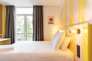 Pequeña habitación doble | Ropa de cama de alta calidad y escritorio