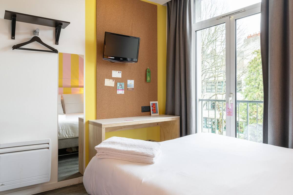 Dobbeltrom, 1 dobbeltseng (Small room) | Sengetøy av topp kvalitet, skrivebord og skrivebord for bærbar PC