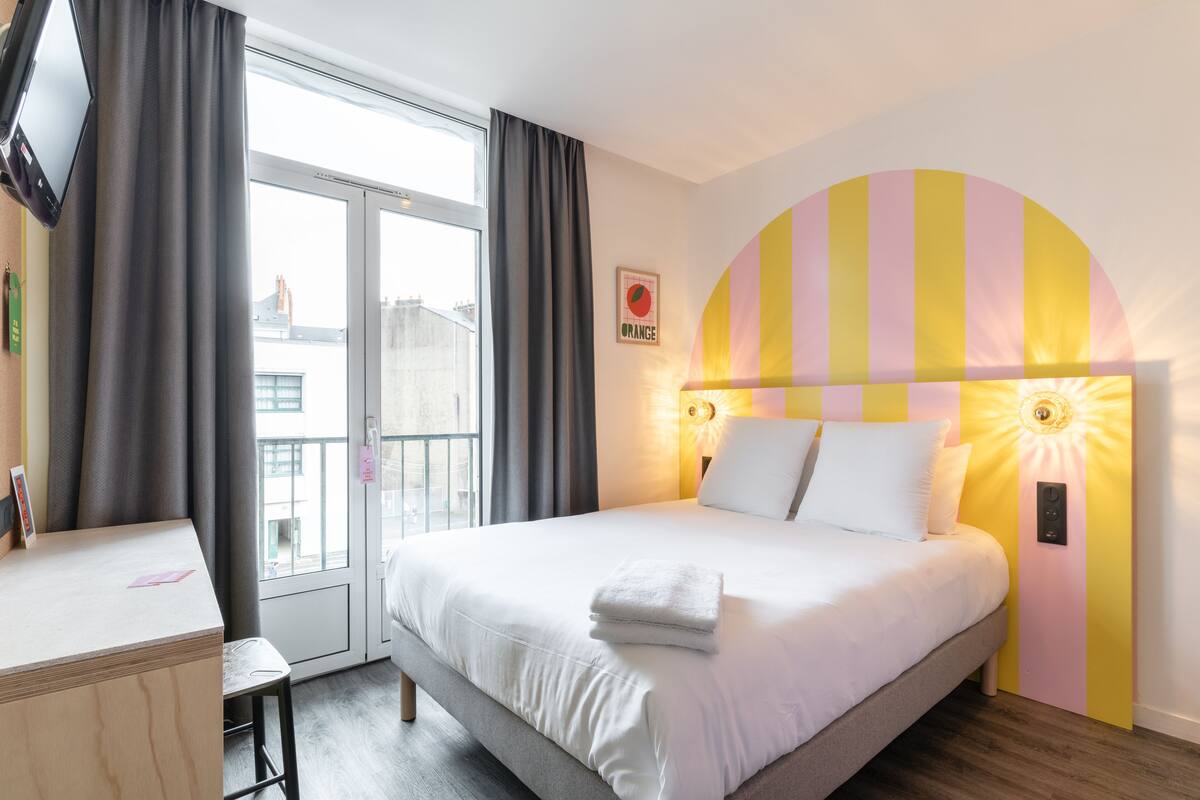 Dobbeltrom (Small room) | Sengetøy av topp kvalitet, skrivebord og skrivebord for bærbar PC