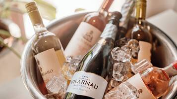 A metal bucket filled with ice and several bottles of wine, including a bottle labeled "CAVA ORGÁNICA VILARNAU BARCELONA BRUT RESERVA".