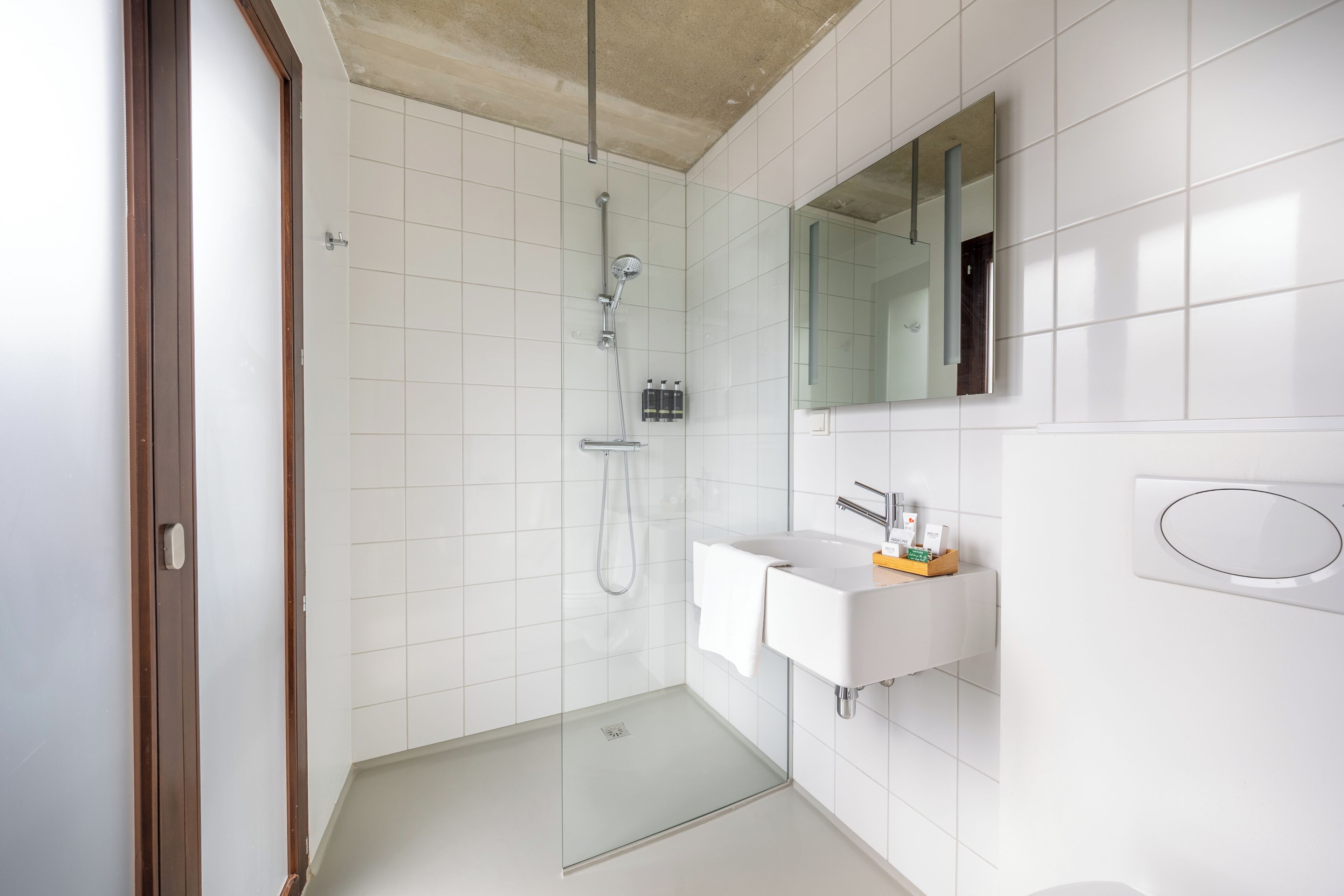 cosy deluxe | bathroom | free toiletries, hair dryer, towels