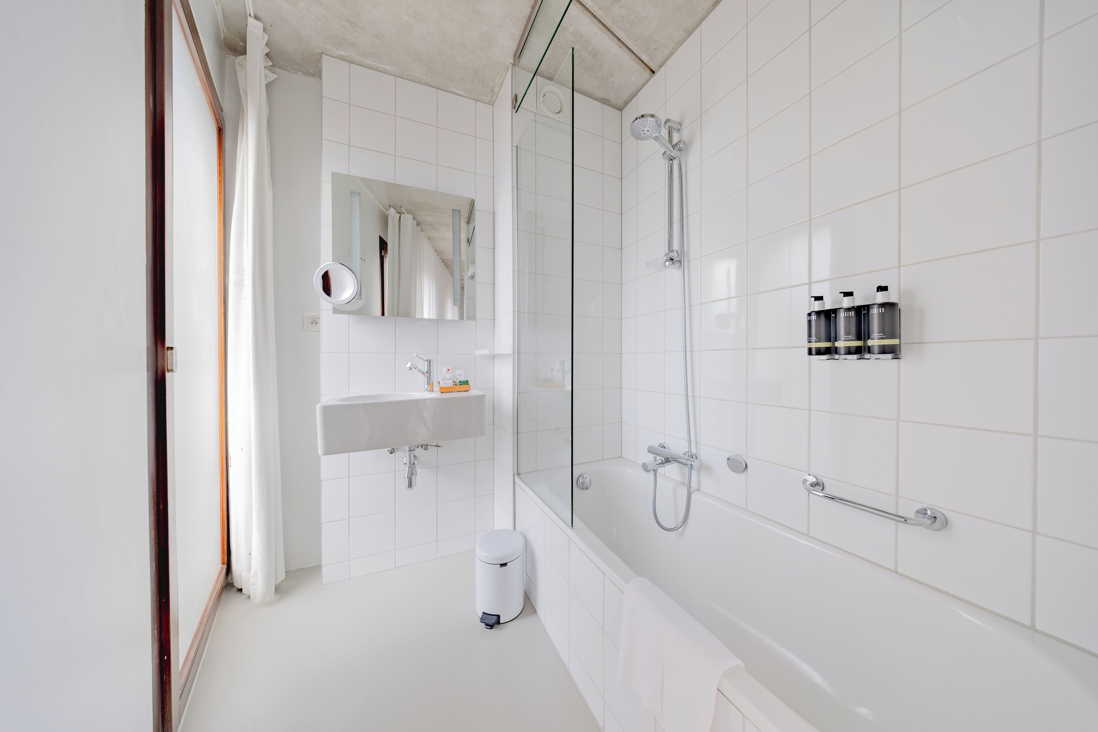cosy deluxe | bathroom | free toiletries, hair dryer, towels
