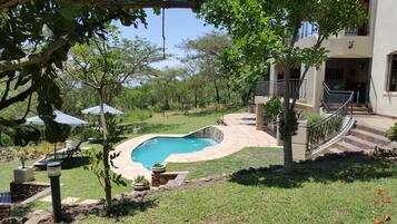 Kolam renang terbuka, payung kolam, kerusi lepak pantai