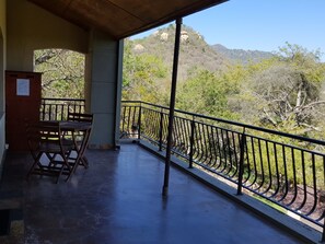 A balcony with a view of a mountainous landscape. - Eco Eden Bush Lodge (Mbombela)