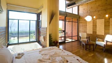 Suite de lujo, hidromasaje, vista al valle | 1 habitación, ropa de cama de alta calidad y escritorio