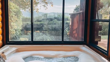 Luxury-Suite, Whirlpool, Talblick | Wohnbereich