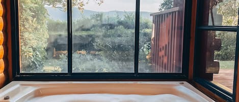 Luxury Suite, Jetted Tub, Valley View | Ruang tamu | 32 inci televisyen LCD dengan kabel, TV