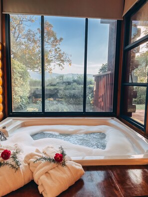 奢華套房, 按摩浴缸, 山谷景觀 | 起居區 | 32-吋 LCD 液晶電視、有線頻道、電視