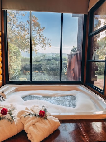 Luxury Suite, Jetted Tub, Valley View | Living area | 32-inch LCD TV with cable channels, TV