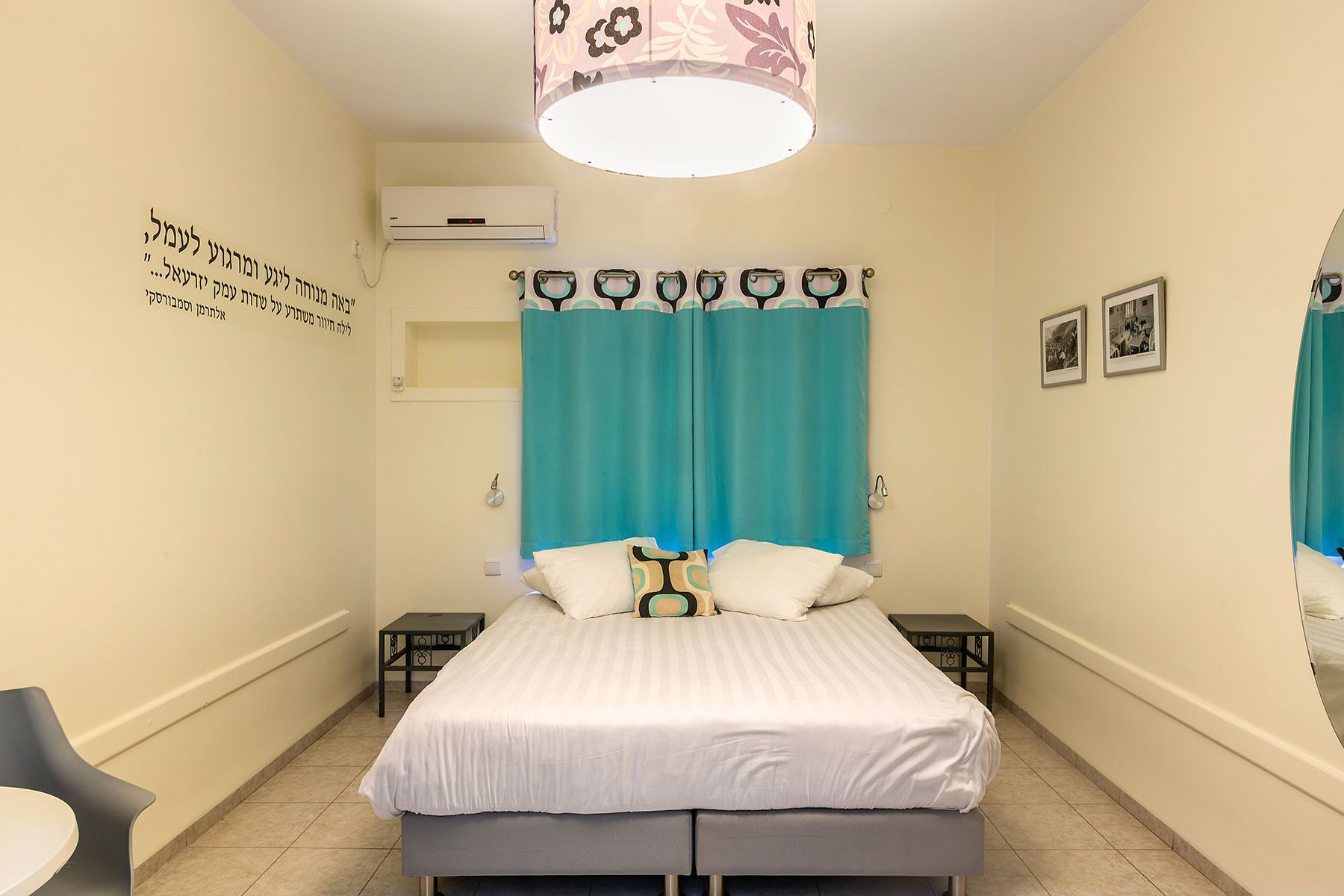 Habitación clásica con 1 cama doble o 2 individuales | Ropa de cama de alta calidad, escritorio, cortinas opacas y wifi gratis