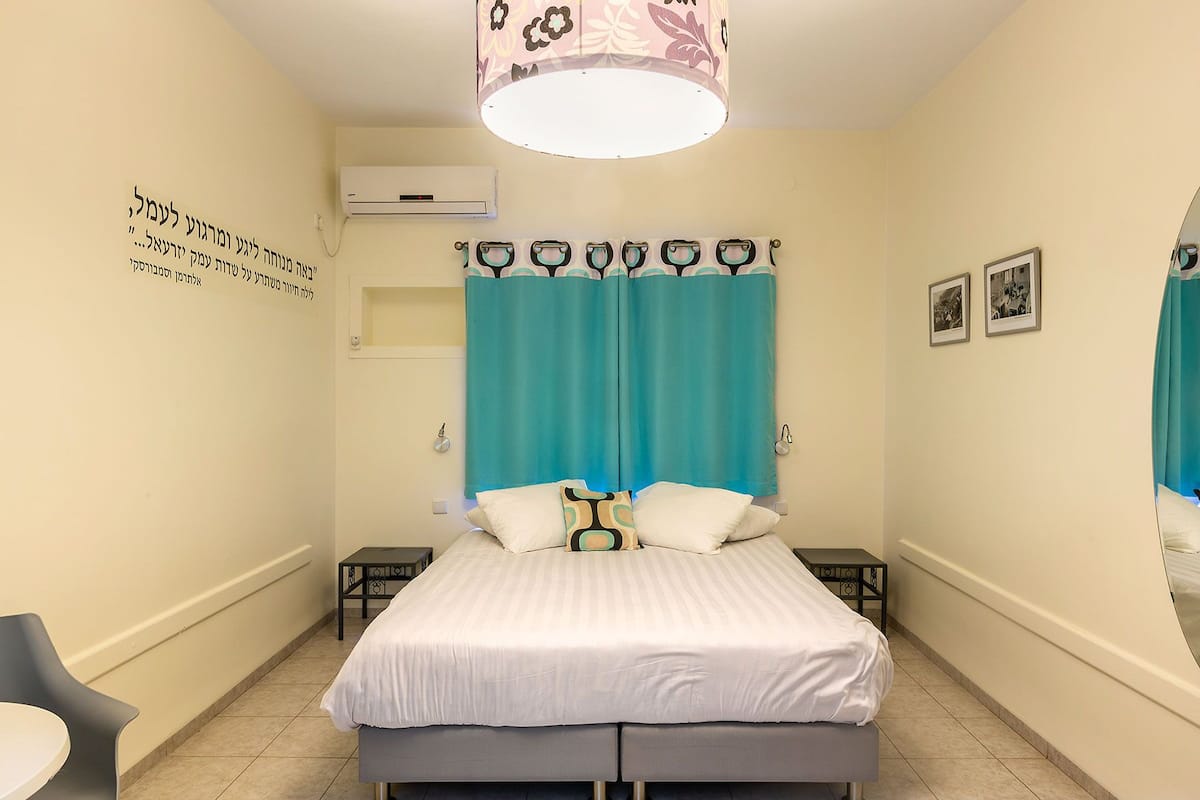 Habitación clásica con 1 cama doble o 2 individuales | Ropa de cama de alta calidad, escritorio, cortinas opacas y wifi gratis