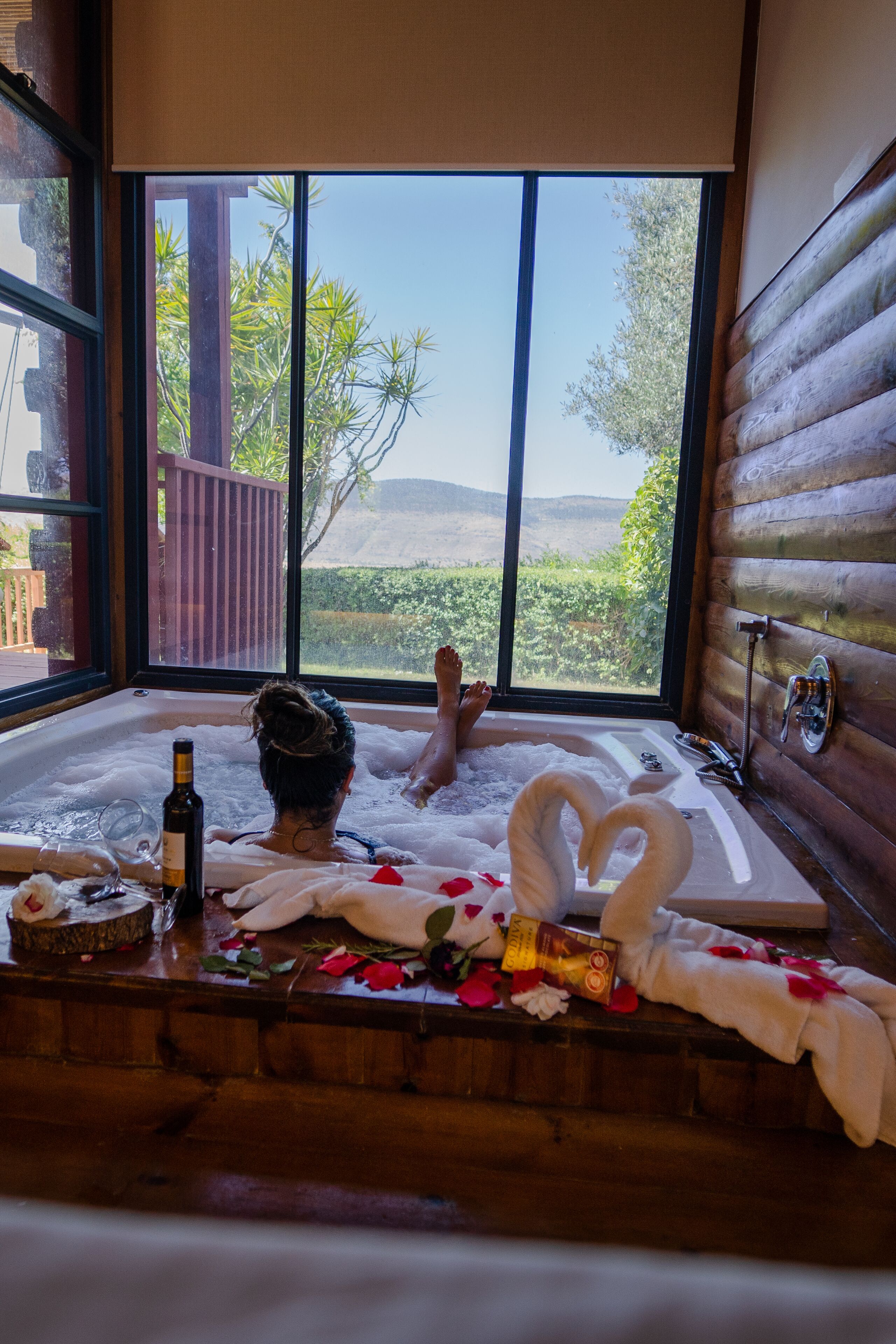 Luxury Suite, Jetted Tub, Valley View | Living area | 32-inch LCD TV with cable channels, TV