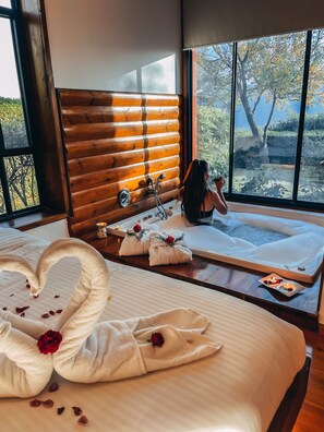 Luxury Suite, Jetted Tub, Valley View | Living area | 32-inch LCD TV with cable channels, TV - Ein Harod Country Suites & Guesthouse (Gilboa)