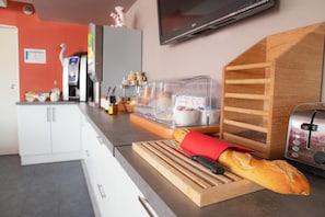 Petit déjeuner buffet (12.90 EUR par personne)