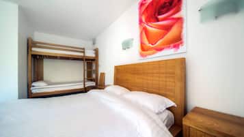 Superior kamer, 1 tweepersoonsbed met slaapbank, niet-roken | Geluiddichte muren, een strijkplank/strijkijzer, gratis wifi, beddengoed