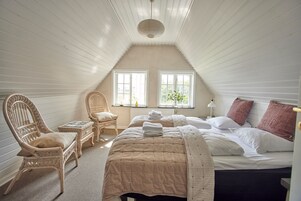 Double Room, Shared Bathroom | Iron/ironing board, free WiFi, bed sheets