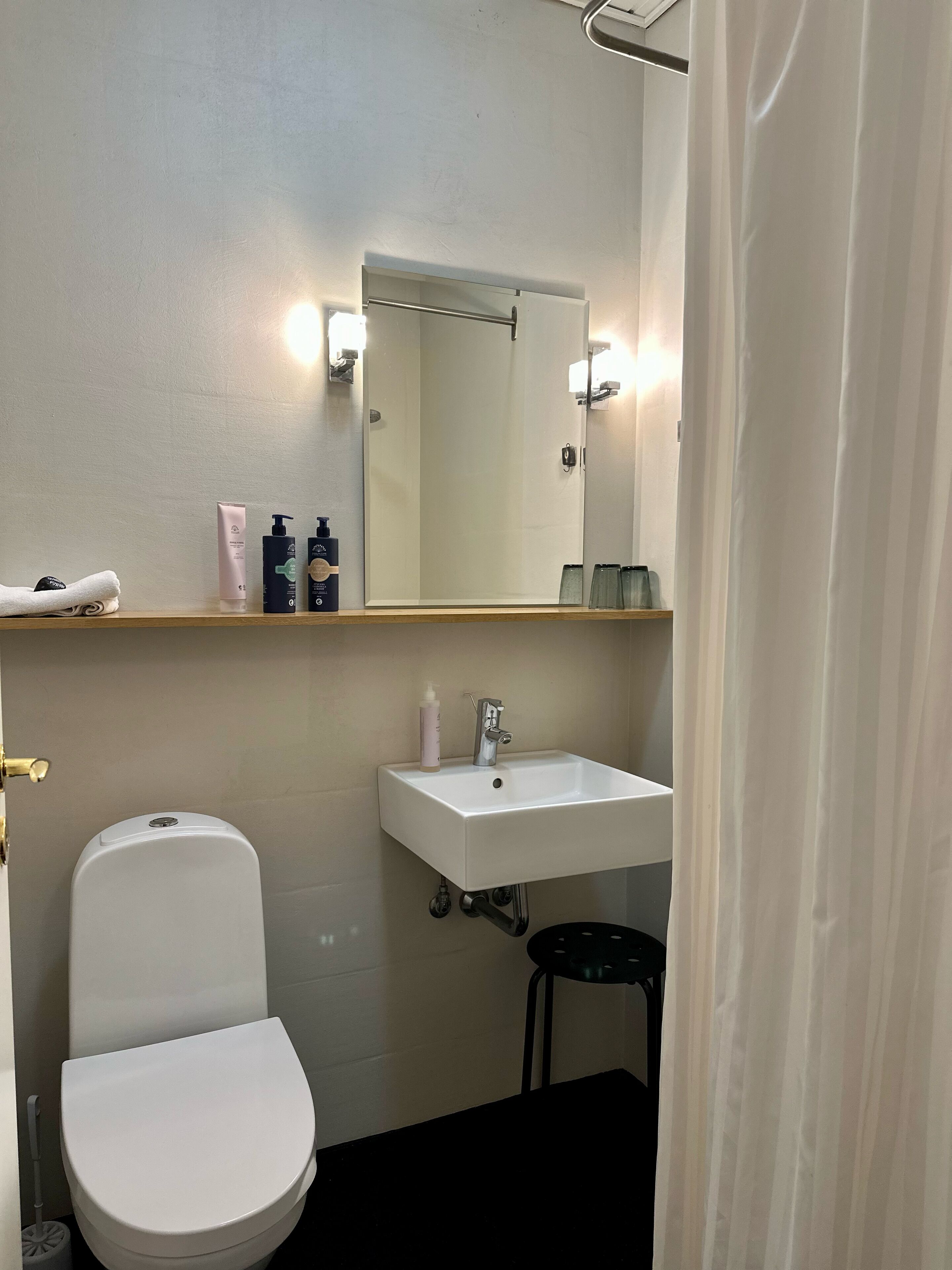 double room, private bathroom | bathroom | shower, hair dryer, towels