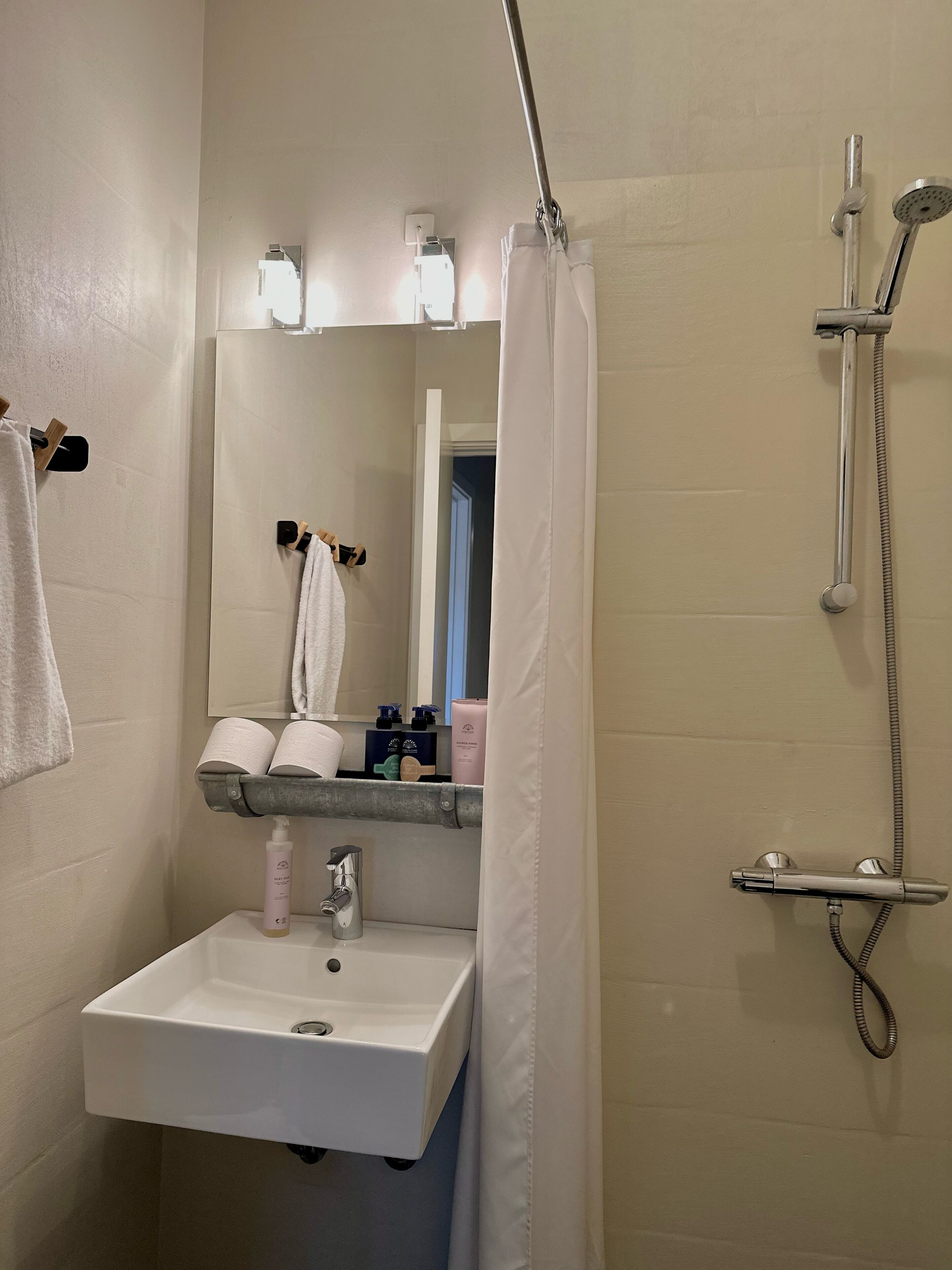 family room, 3 bedrooms, private bathroom | bathroom | shower, hair dryer, towels