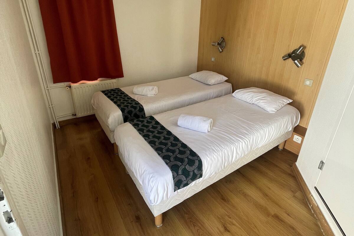 Standard Twin Room | Desk, blackout drapes, iron/ironing board (on request), WiFi (free)