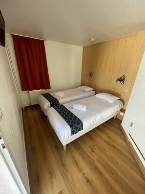 Desk, blackout curtains, iron/ironing board, free WiFi - Fasthotel Annecy (Annecy)
