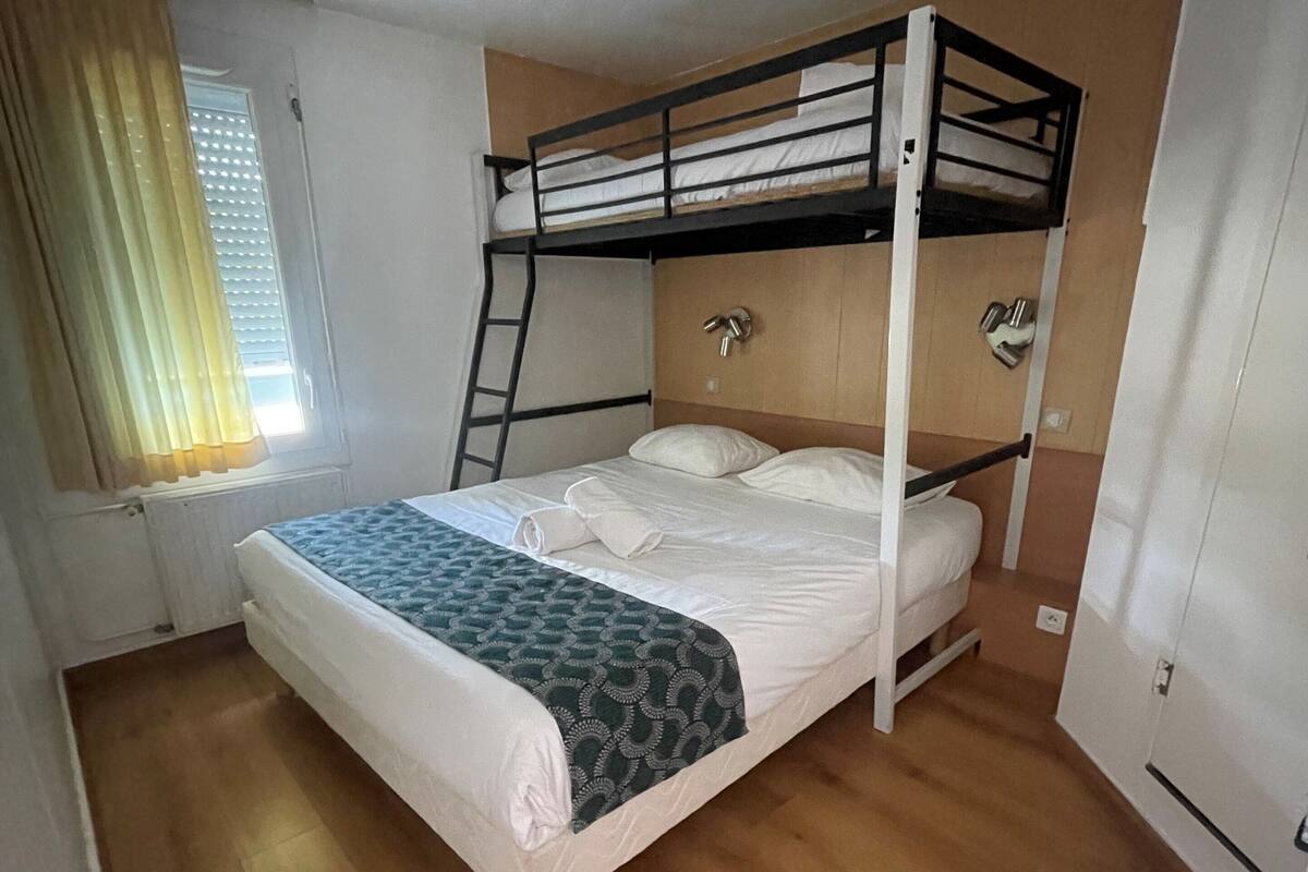 Triple Room | Desk, blackout drapes, iron/ironing board (on request), WiFi (free)