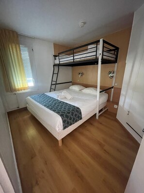 Desk, blackout curtains, iron/ironing board, free WiFi - Fasthotel Annecy (Annecy)