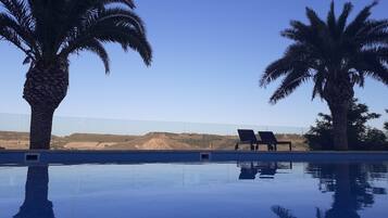 AuĂenpool (je nach Saison geöffnet), LiegestĂŒhle