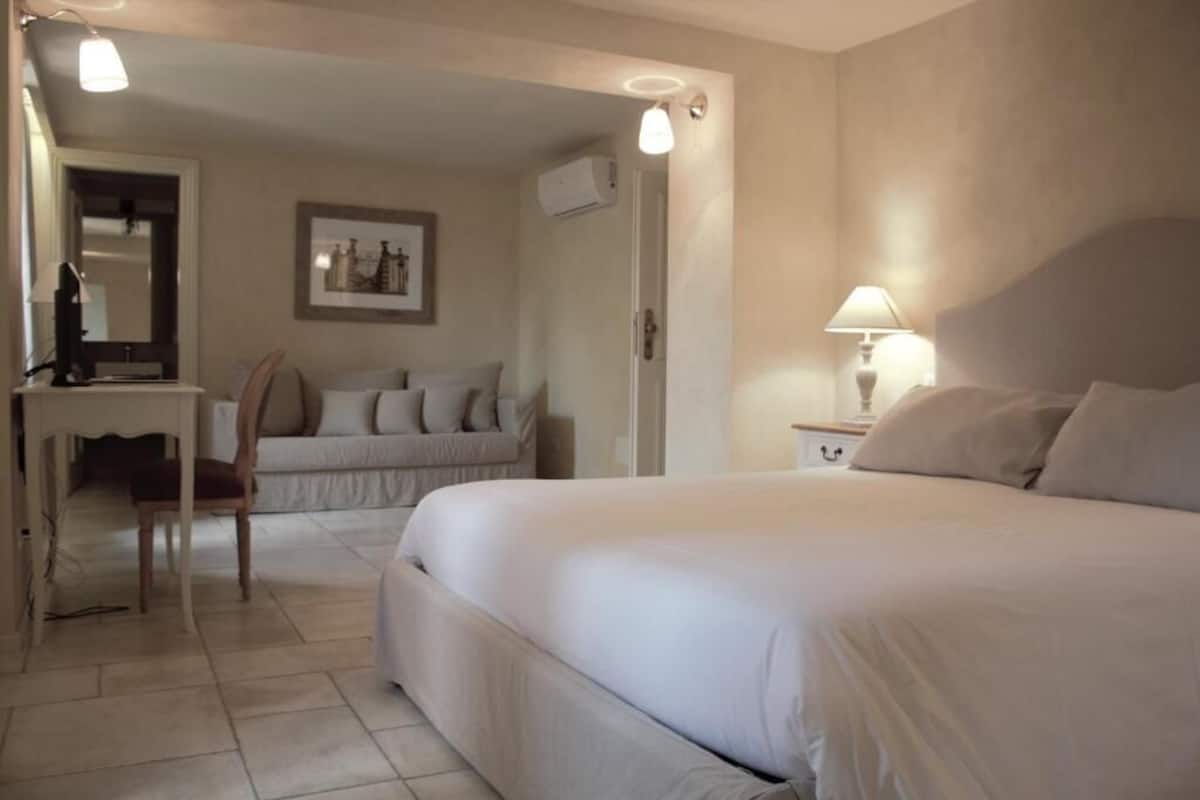 Quarto júnior | Edredons de pluma, frigobar, individualmente decorados