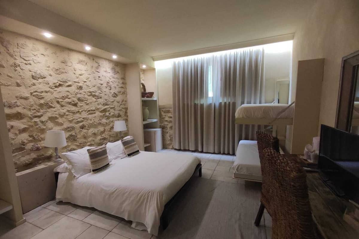 Edredons de pluma, frigobar, individualmente decorados