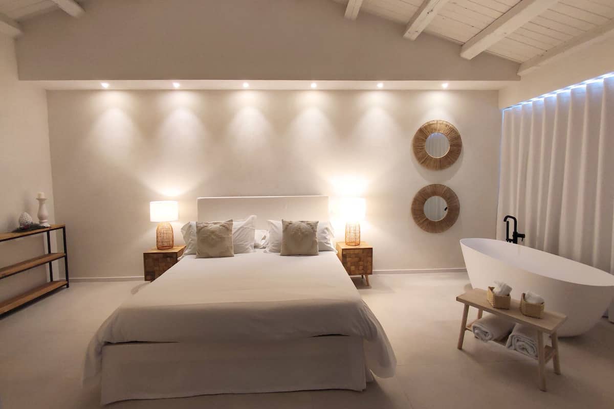 Suite estudio de lujo | Edredón, decoración personalizada y muebles diferentes