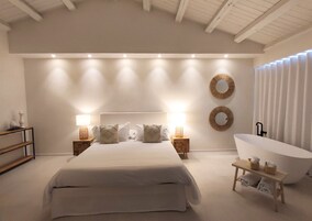 Cubrecamas, minibar, decoración personalizada y muebles diferentes 