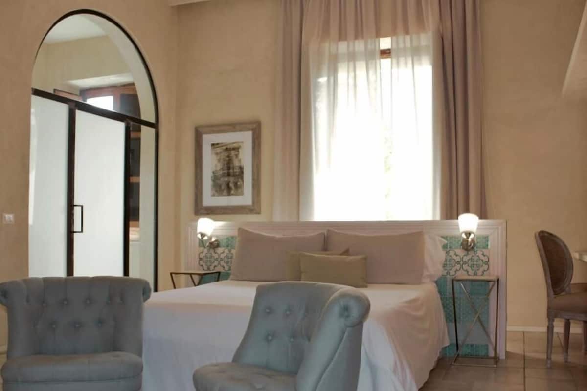 Suíte estúdio exclusiva | Edredons de pluma, frigobar, individualmente decorados