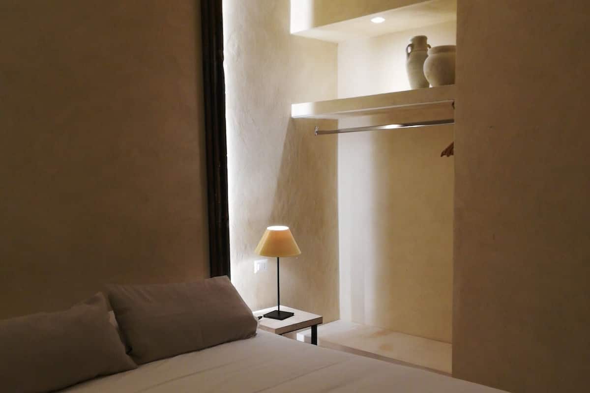 Edredons de pluma, frigobar, individualmente decorados