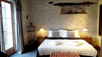 مكتب وتجهيزات عازلة للصوت وواي فاي مجانًا وملاءات أسرّة