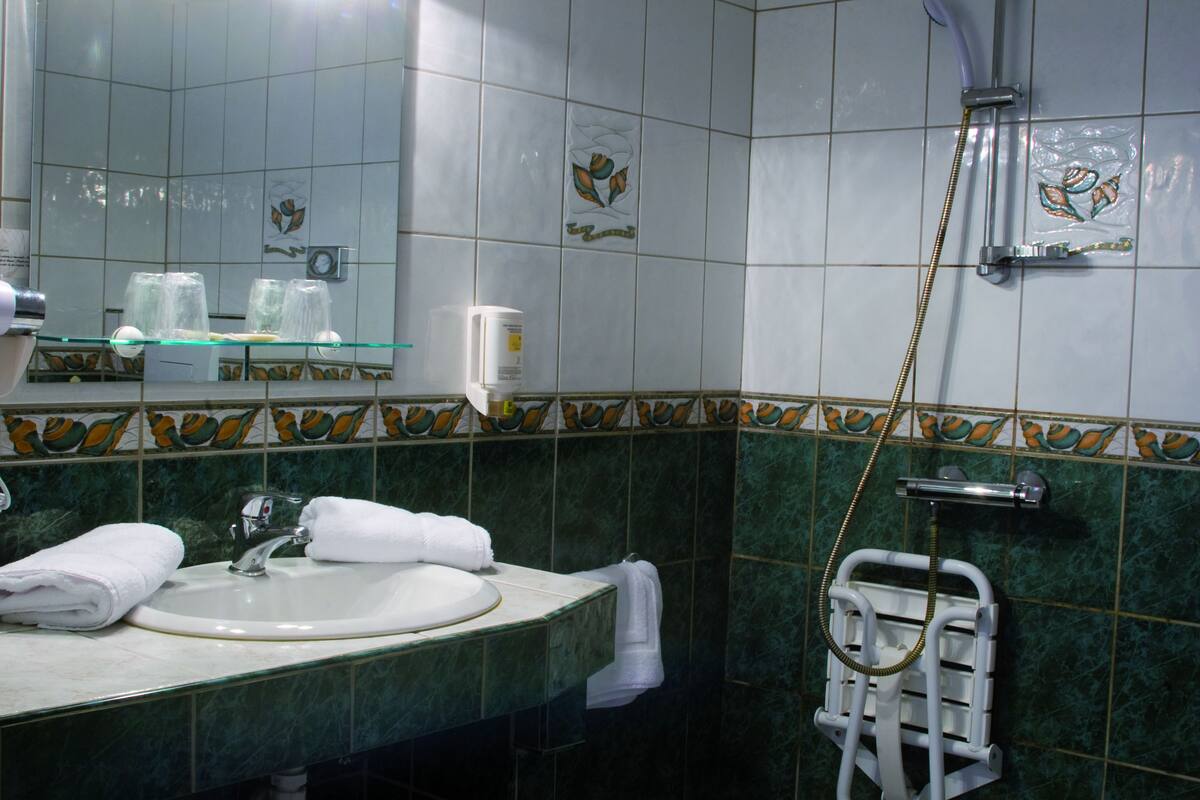 bathtub, deep-soaking bathtub, towels