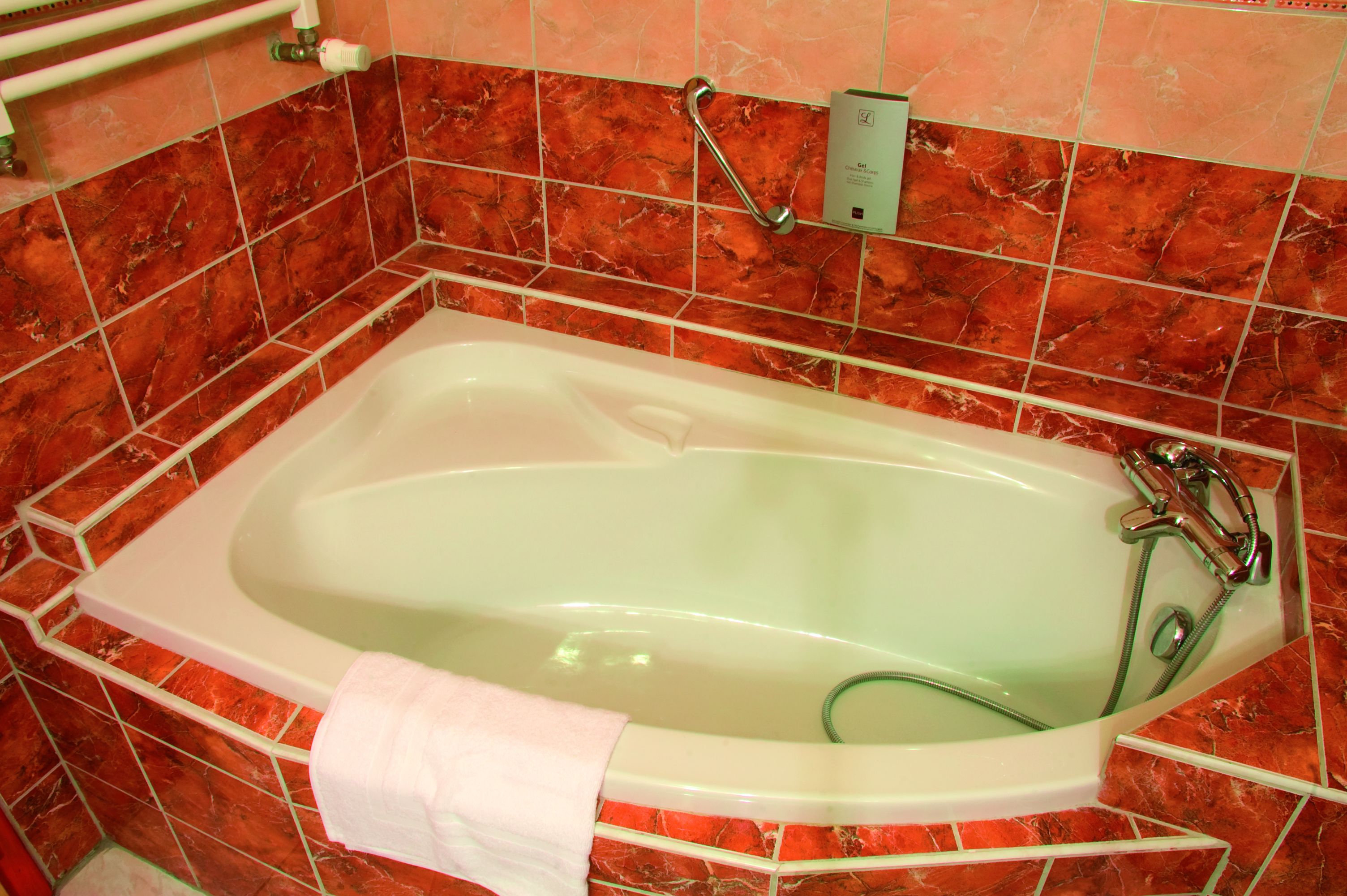 bathtub, deep-soaking bathtub, towels
