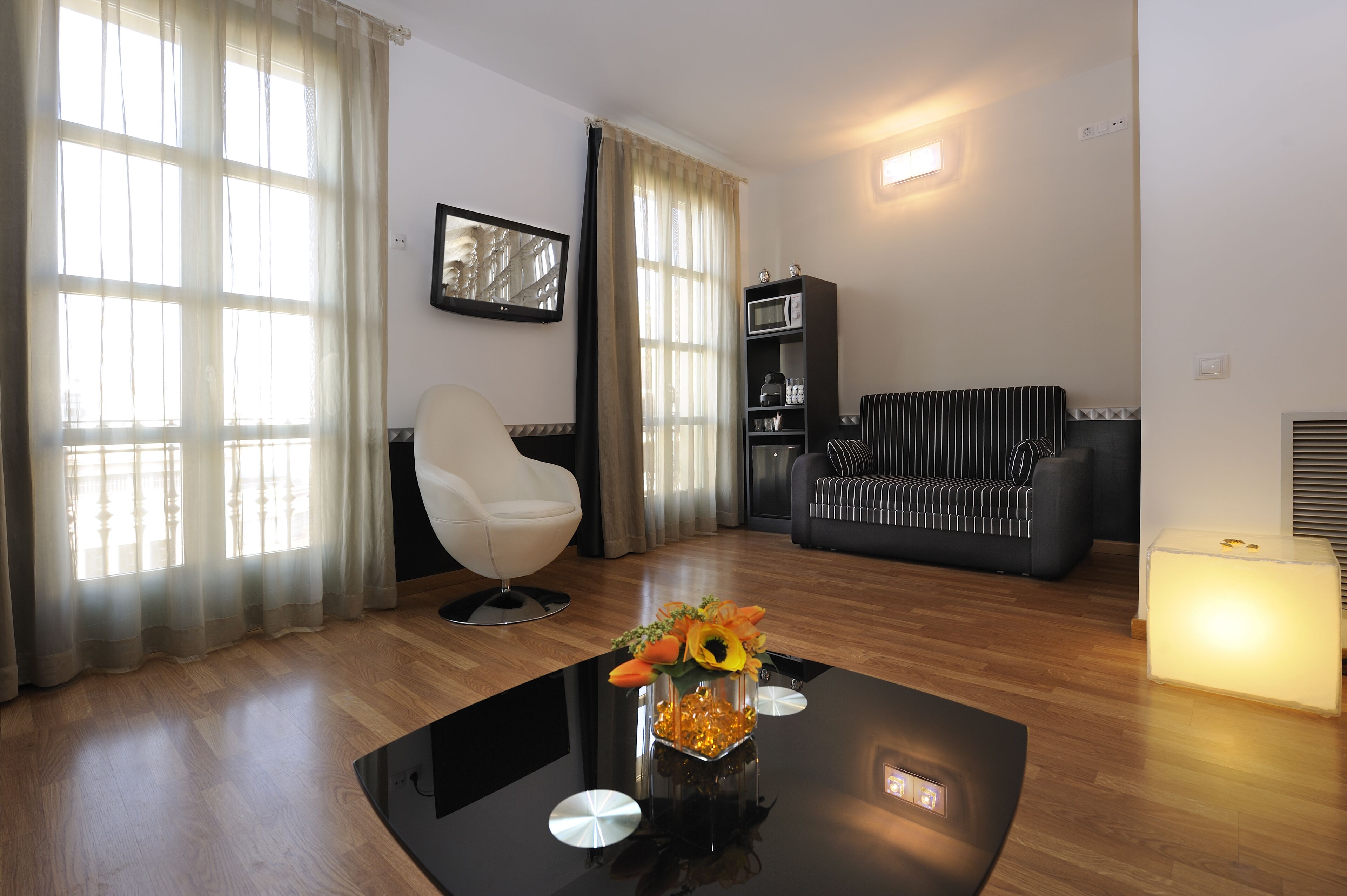 Junior-Suite, Balkon | Wohnzimmer | Fernseher