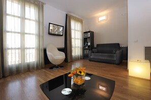 Junior Suite, Balcony | Living room | TV