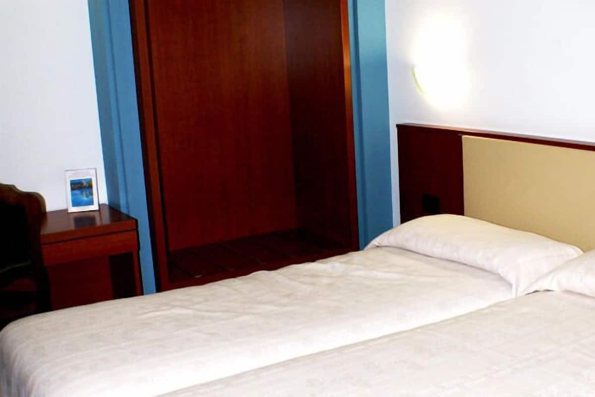 Desk, soundproofing, cots/infant beds, free WiFi