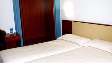 Una scrivania, insonorizzazione, culle/letti per bambini (a pagamento)