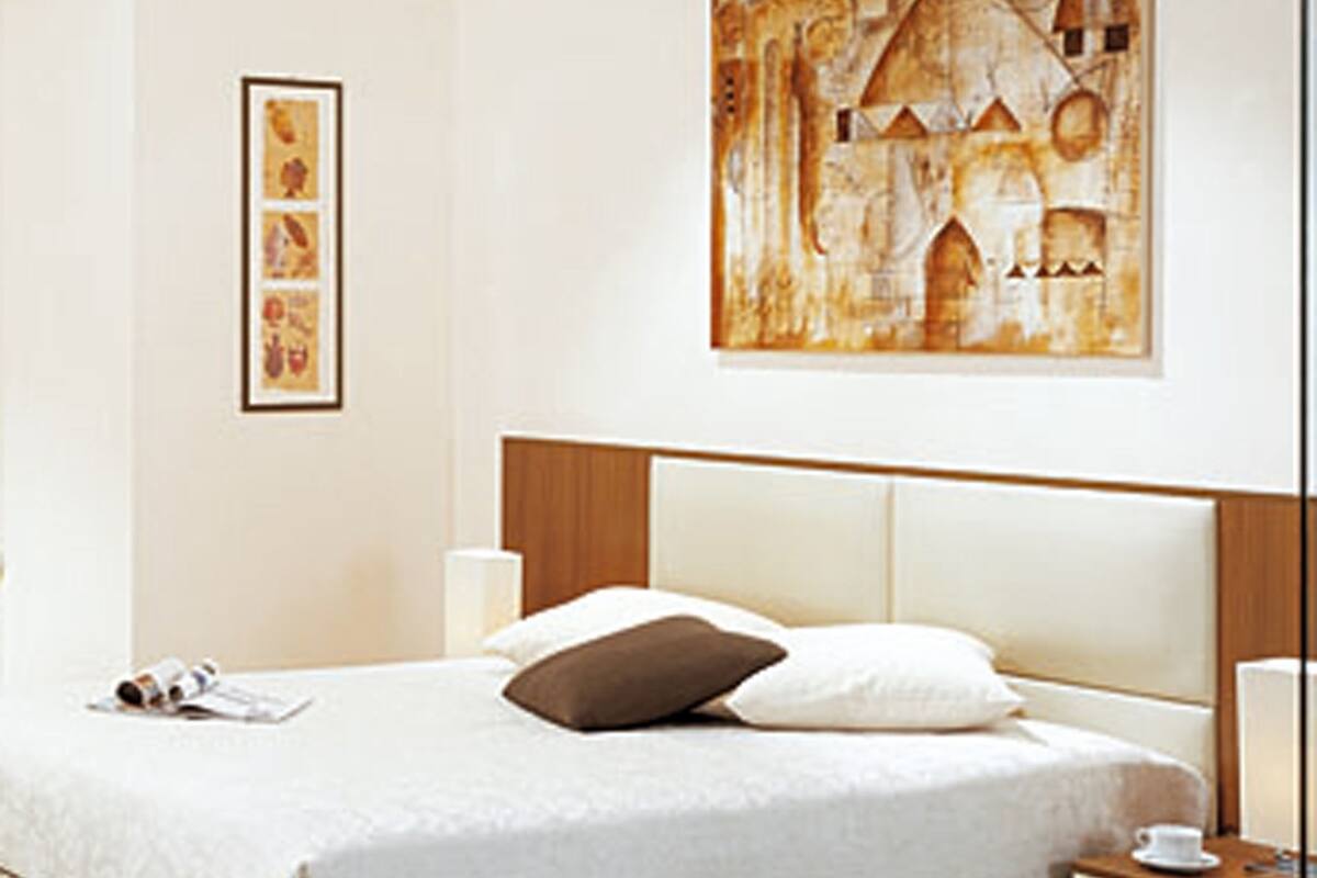Desk, soundproofing, cribs (surcharge), WiFi (free)