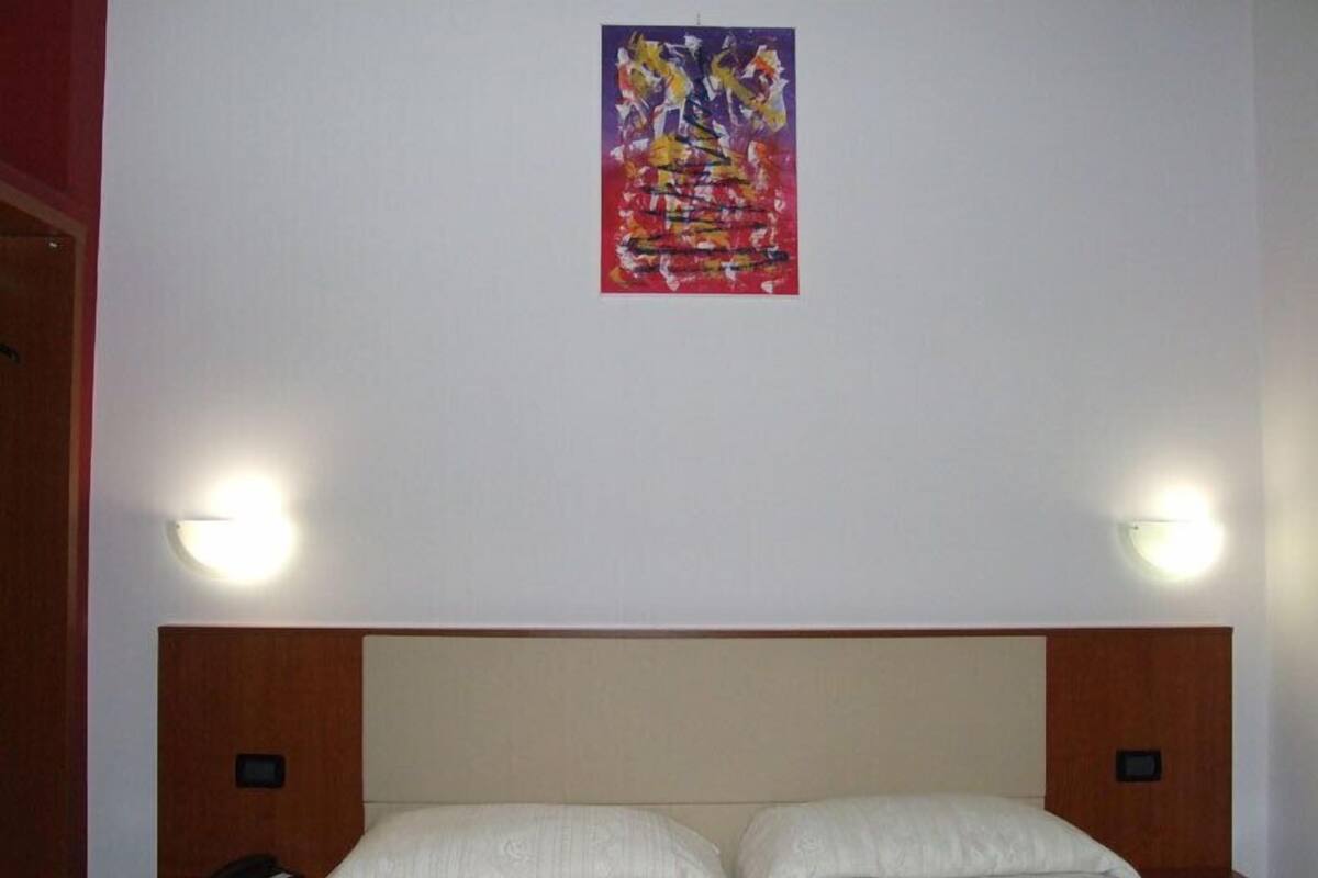 Desk, soundproofing, cribs (surcharge), WiFi (free)