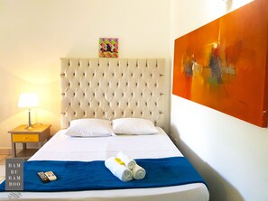 Desk, WiFi, bed sheets - Bambu Bamboo Inn (Paraty)