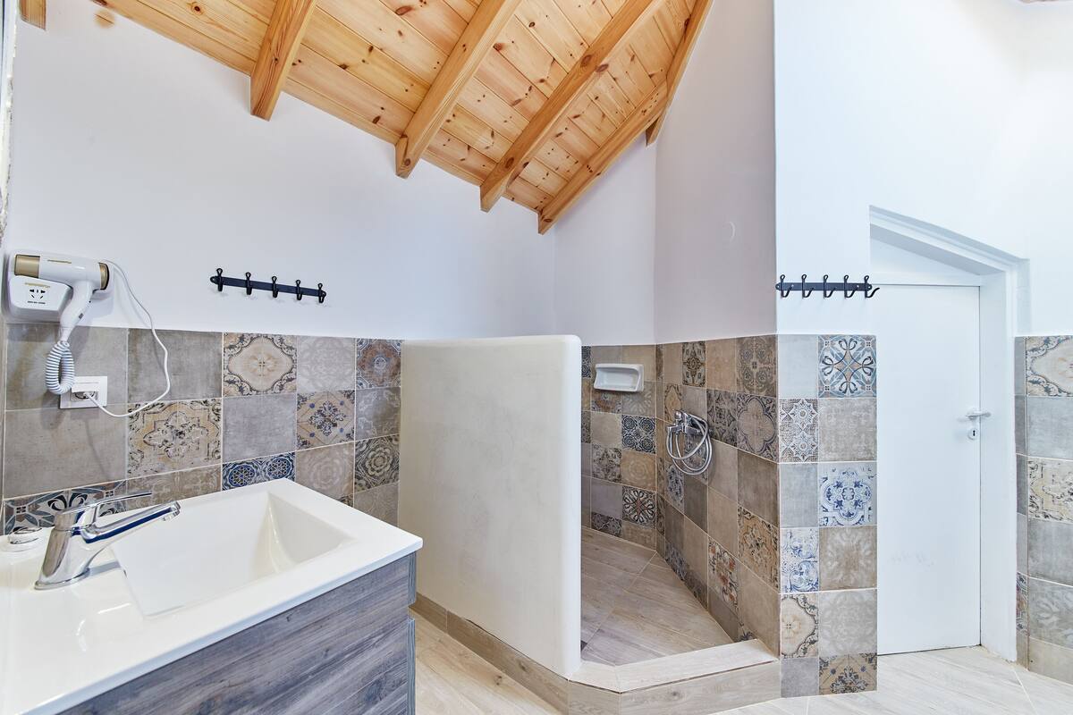 executive studio | bathroom | shower, hair dryer, towels